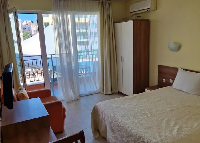 Pool View Studio, Pollo Resort, Sunny شقة فندقية